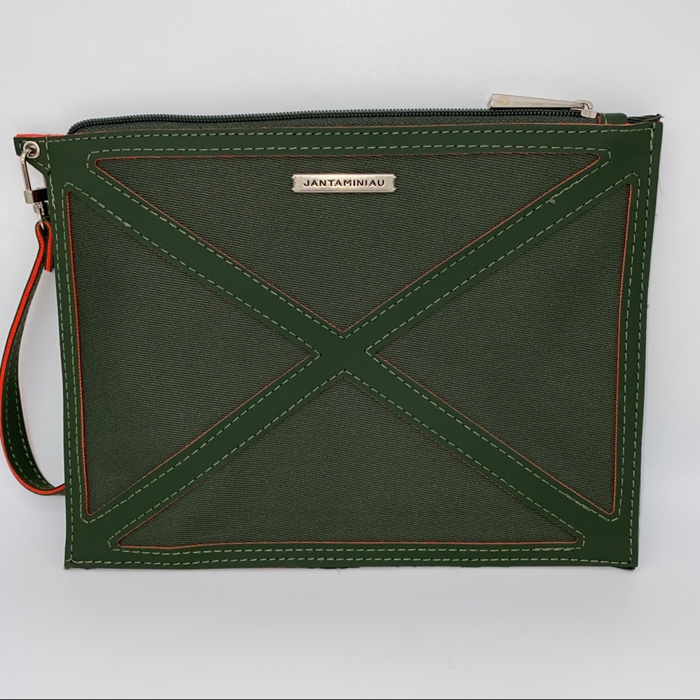 Jantaminiau‎ wristlet
